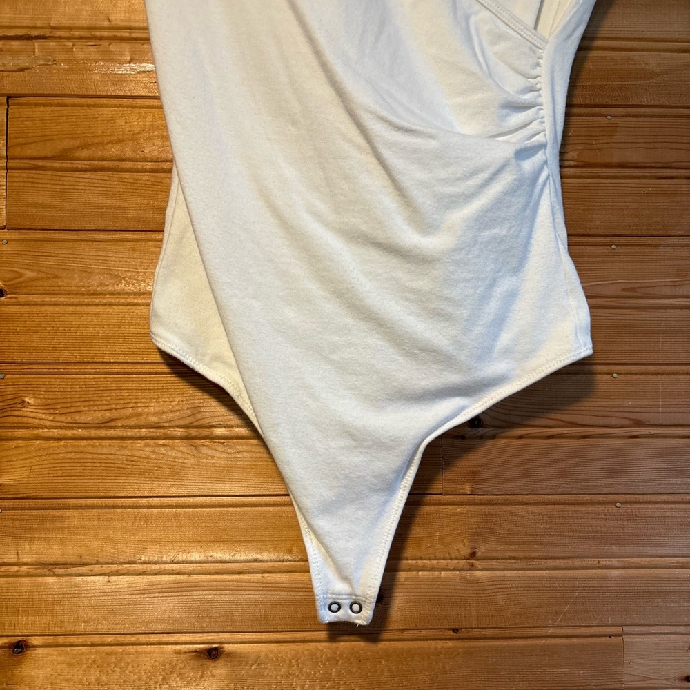 NWOT Abercrombie White Crossover Bodysuit - Picture 5 of 11